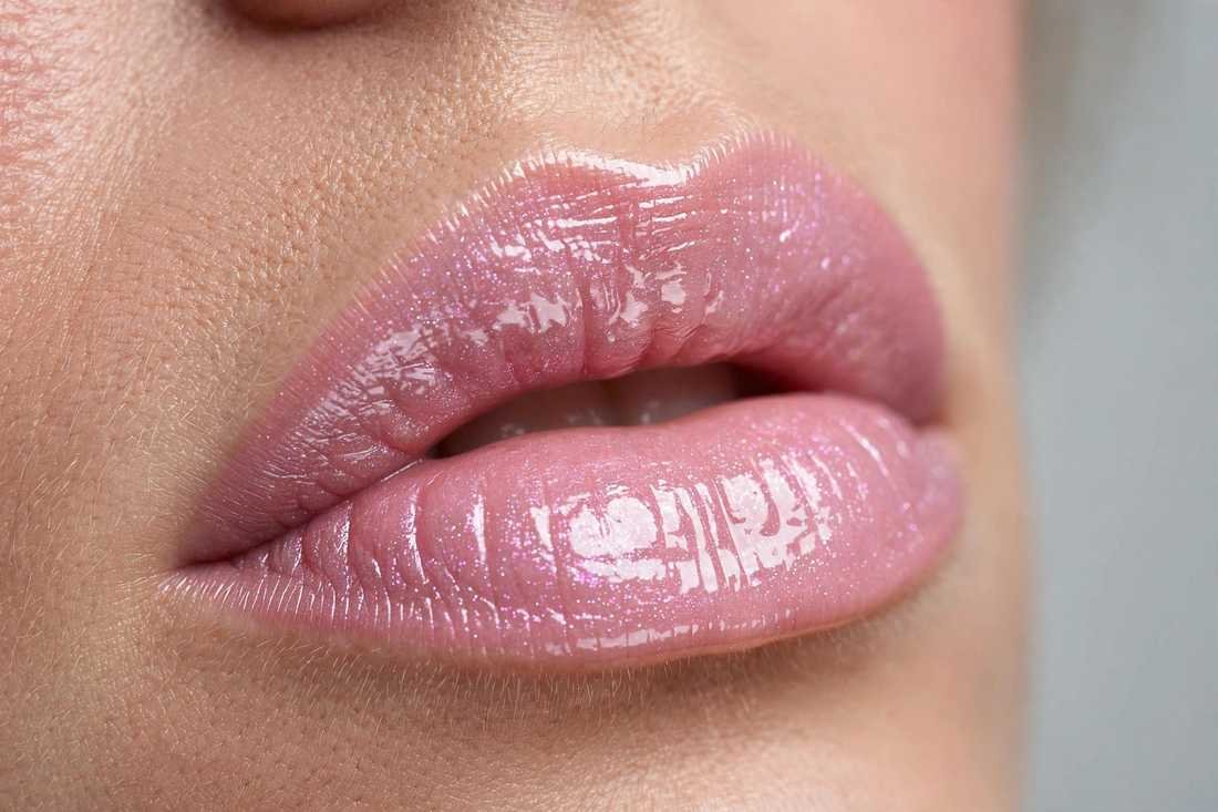 Glossy frosted pink 80s style lips